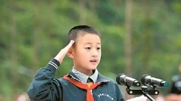 12年前,那个汶川地震中被救的"敬礼男孩",如今过得怎样?