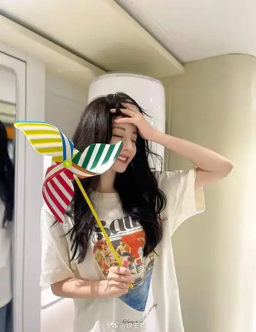 迪丽热巴手拿风车,充满童趣,试着吹