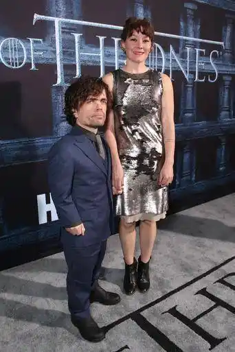 "小恶魔"彼特·丁拉基携娇妻走红毯好甜蜜!