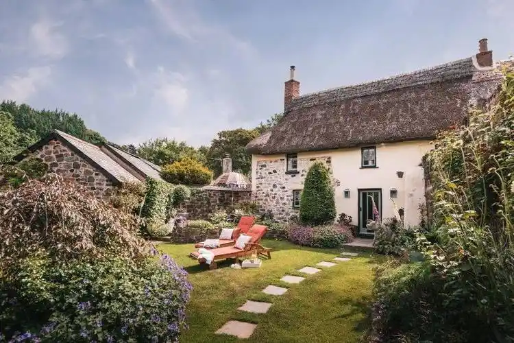 这座位于英国德文郡的乡村田园小屋,经过主人和设计师联合改造,以古朴