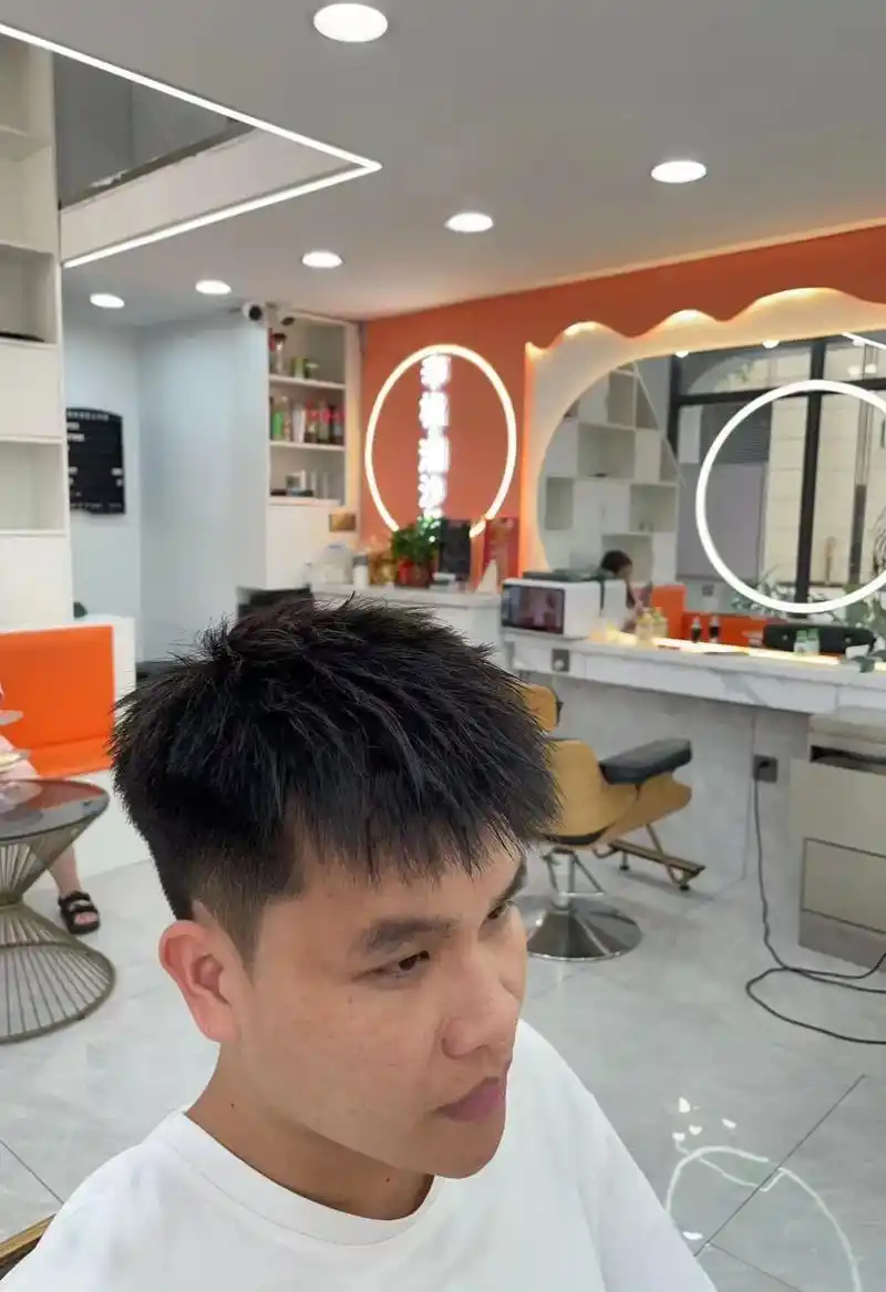 男士夏季必备发型前刺碎盖.