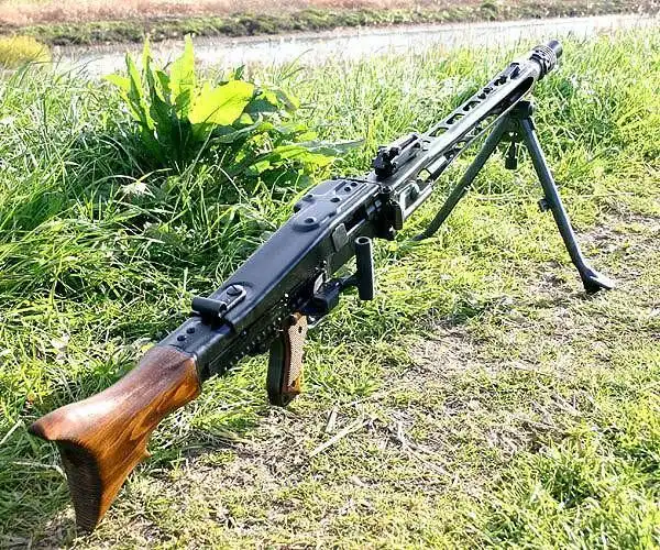 mg42轻机枪是一款独特的冲锋机枪,它源自纳粹德国,于1942年正式投入