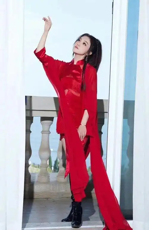 王小玮暴瘦大变样穿红裙变二次元美人下颌线太惊人