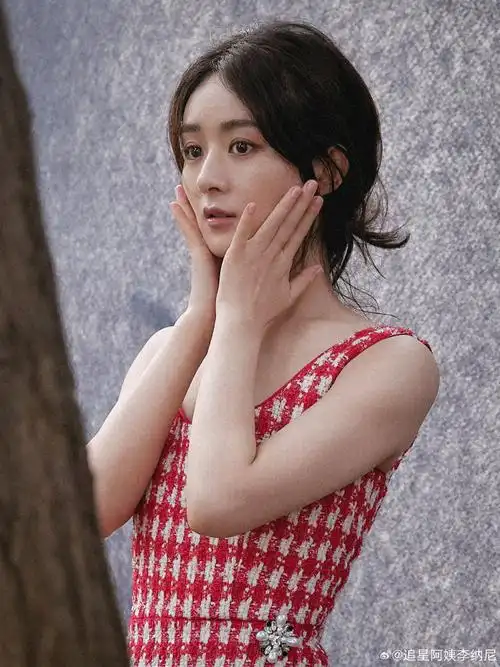 赵丽颖鎏金深v#赵丽颖最新杂志大片来袭!