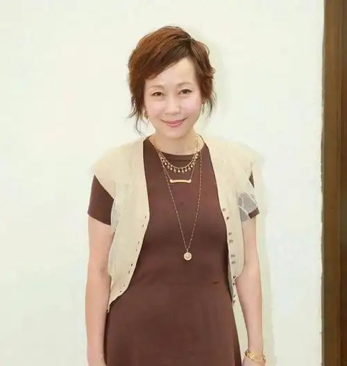 北京这一夜,被"白衣白发"的叶童惊艳,不穿暴露礼服却艳压群芳