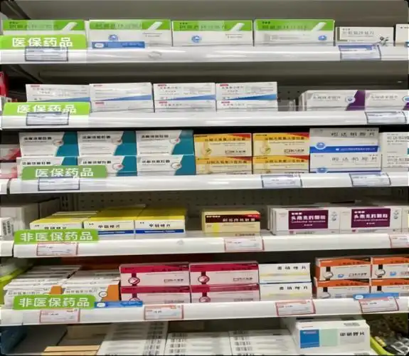 通过规范药品摆放,标明报销类别,确保医保药品与非医保药品标签,价签