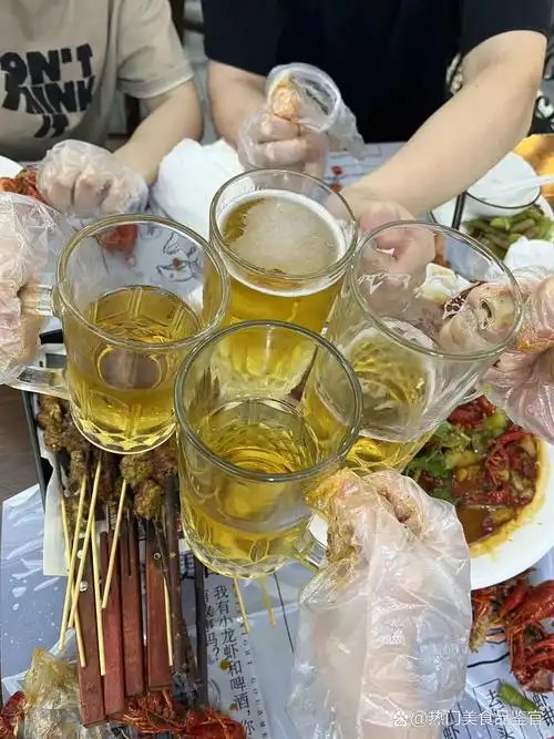 好喜欢四个人一起碰杯的感觉,开心不开心都能全部输出#姐妹聚餐# #图