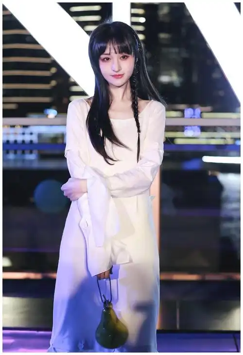 郑爽街边自拍,脚踩人字拖,生图和精修图无差