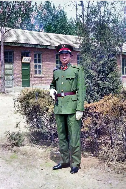 1985年,在河北涞水县工程兵52师教导队,换装八五式军服后第一照.