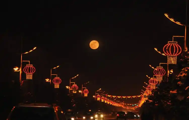 龙年"十五的月亮十七圆"