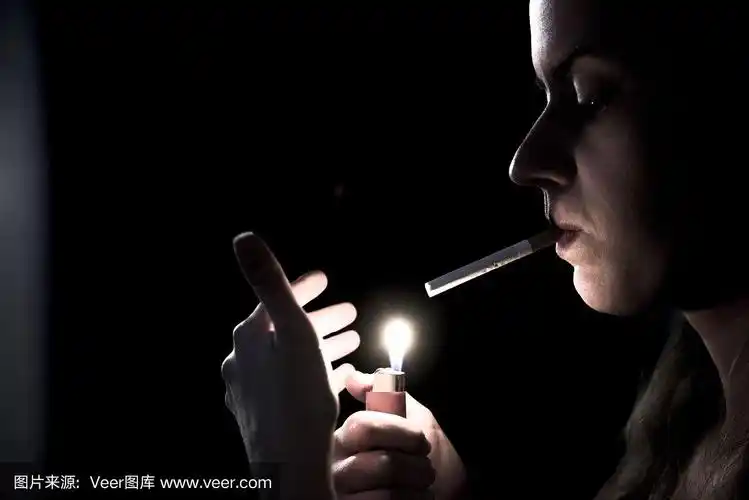 一个女人在漆黑的夜里点烟