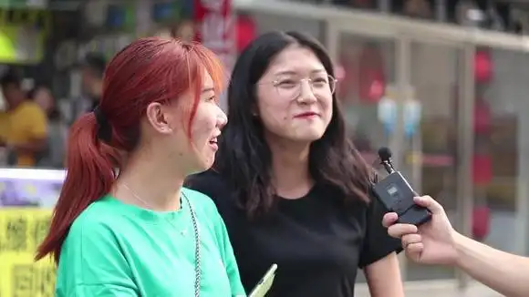 扫街采访路人会被拒绝吗?单反视频画质不输微单,武汉步行街实拍