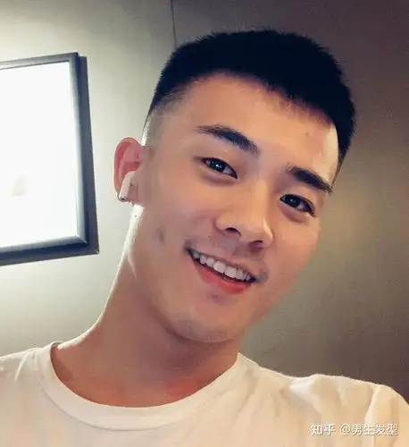5款男生"两边剃短"发型,清爽干净越剪越帅气,新年剪一款试试