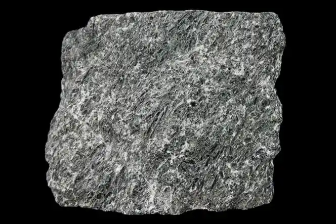 单晶体比较常见,为长柱状,横切面为六边形.集合体常呈纤维状.绿黑色或