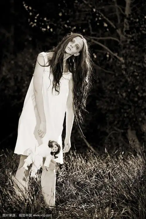 昆池岩女鬼 月光下的女鬼