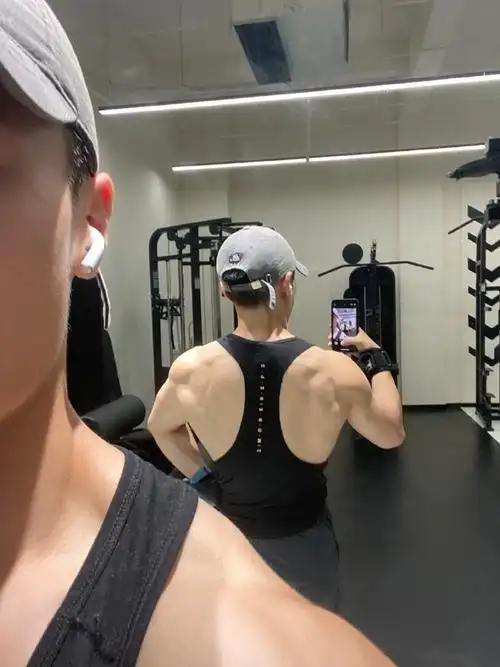 男大学生健身日常超话