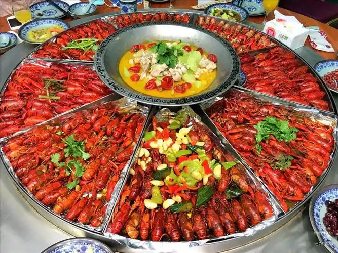最豪华龙虾宴,一桌含八种口味;小伙伴都吃爽