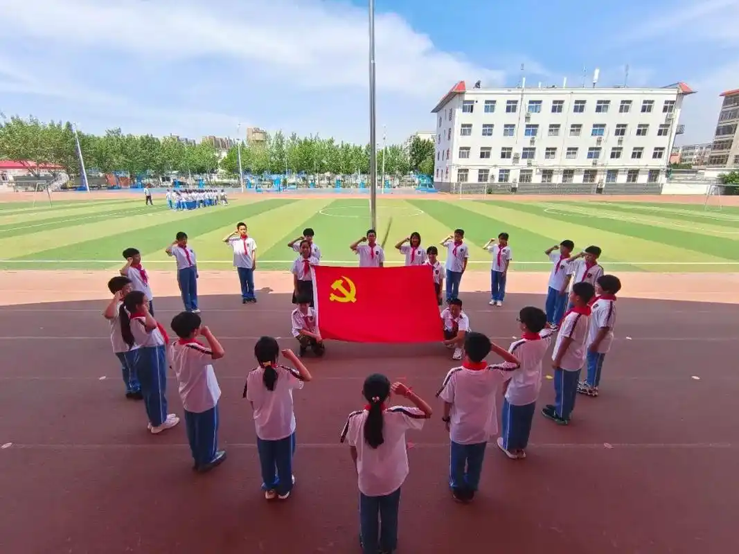 速围观!我与党旗合个影,青春逐梦心向党