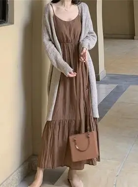 咖啡色皱褶吊带连衣裙 过膝长款内搭打底裙子 春秋款荷叶边娃娃裙