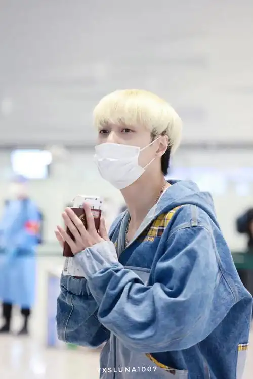 张艺兴机场白发造型