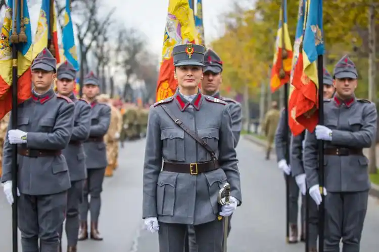 罗马尼亚举行年度阅兵受阅女兵亮眼