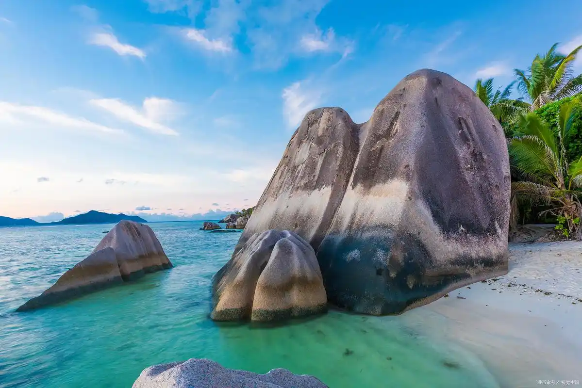 在海南啊,有个特别有名的地方,叫做大小洞天,它还是崖州八景之一呢,可