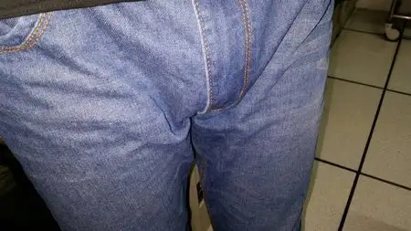 牛仔裤裆部老是这样鼓鼓囊囊的,也没有硬,穿之前的牛仔裤就不这样,这