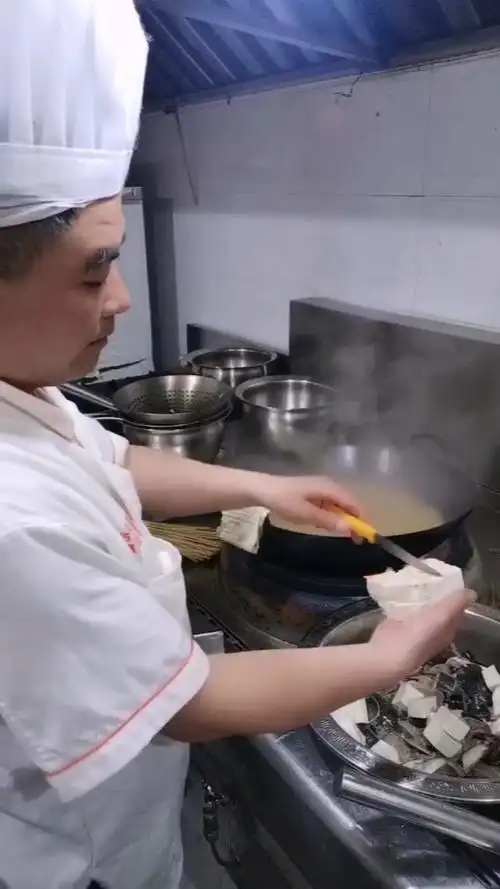 厨师做菜动作实拍#这样打小块豆腐