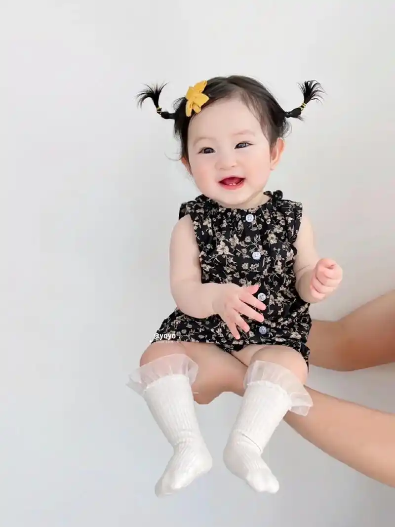 扎两个冲天揪的小女孩,开心到飞起.