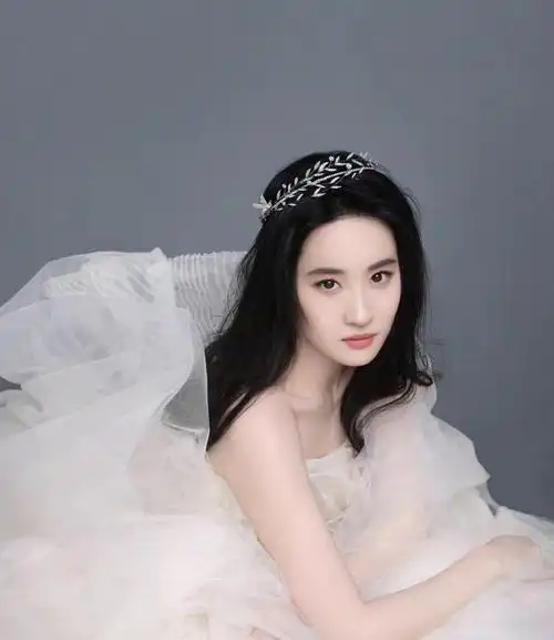 刘亦菲最新写真大片,天鹅颈真的太优越了,戴上精致皇冠气质满满