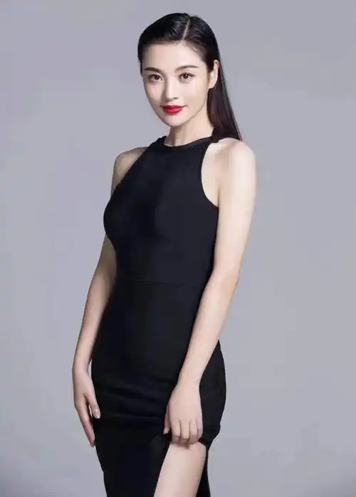 身材高挑气质出众的魅力女神郑清文