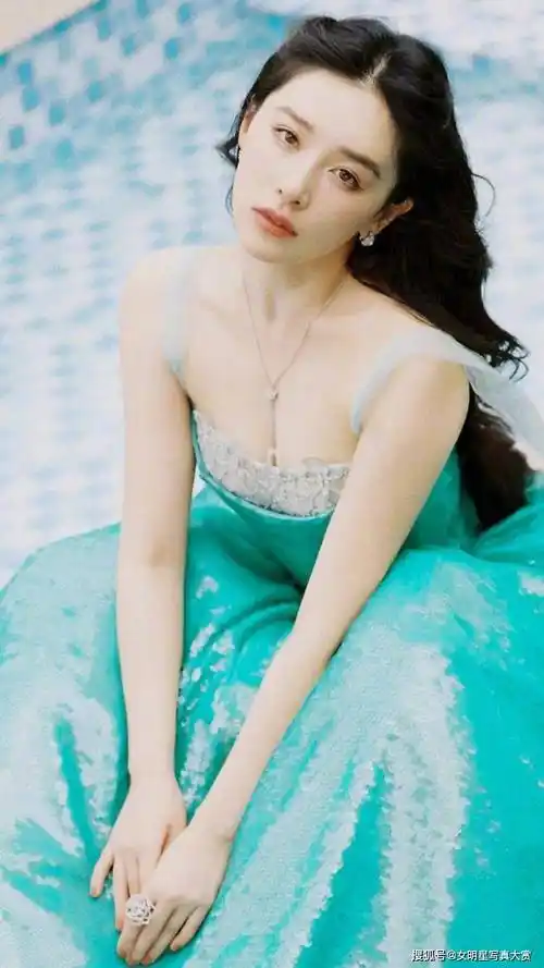 【阚清子写真美图】蓝绿系吊带抹胸裙,唯美清新,开启冰夏派对_阳光