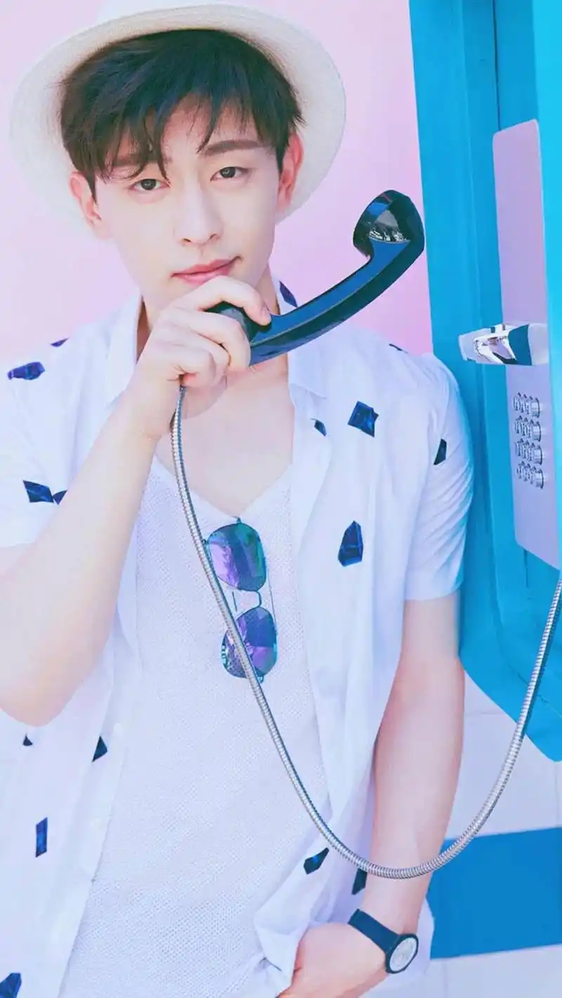 邓伦帅气魅力写真手机壁纸图片