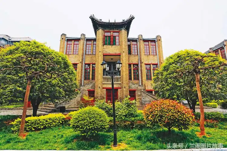 张学良公馆位于西安市建国路,原本算得上是高大的几座小楼掩映在一