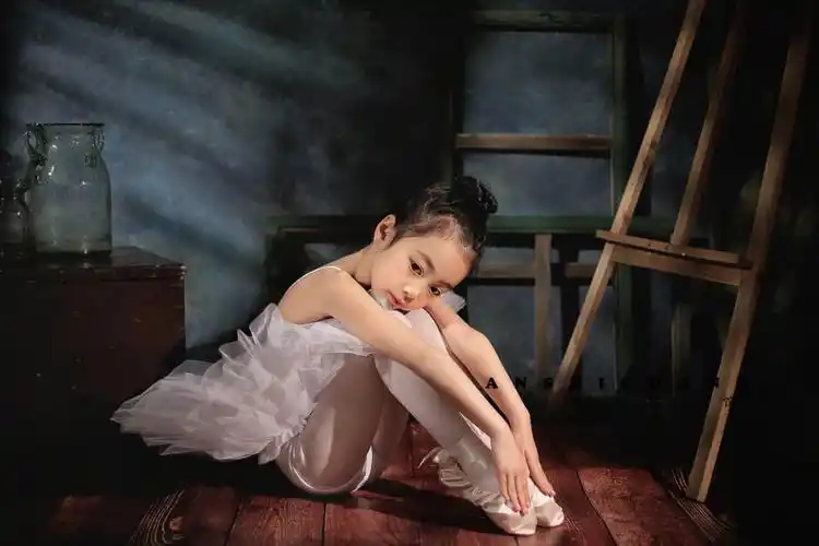 别看这组宝宝照比较暗调,但光影感觉超棒的光影芭蕾舞小女孩 太原儿童