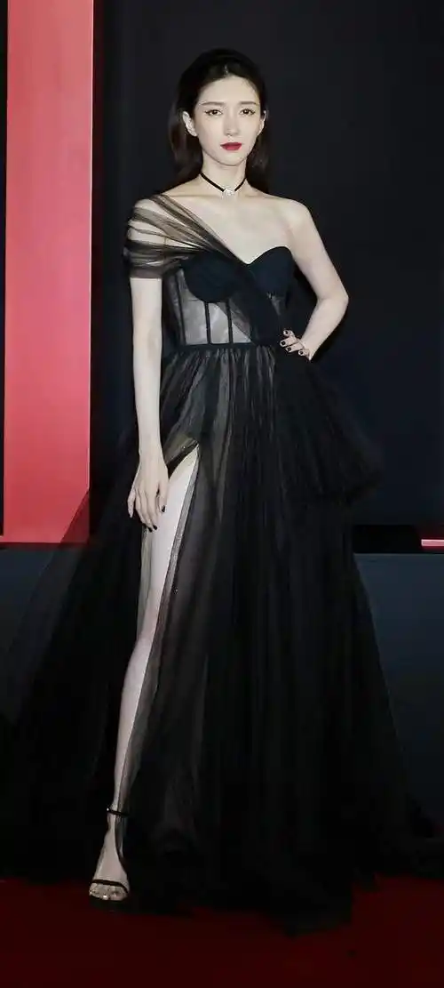 江疏影的好身材被低估穿黑纱裙曲线饱满却被牛奶肌抢镜