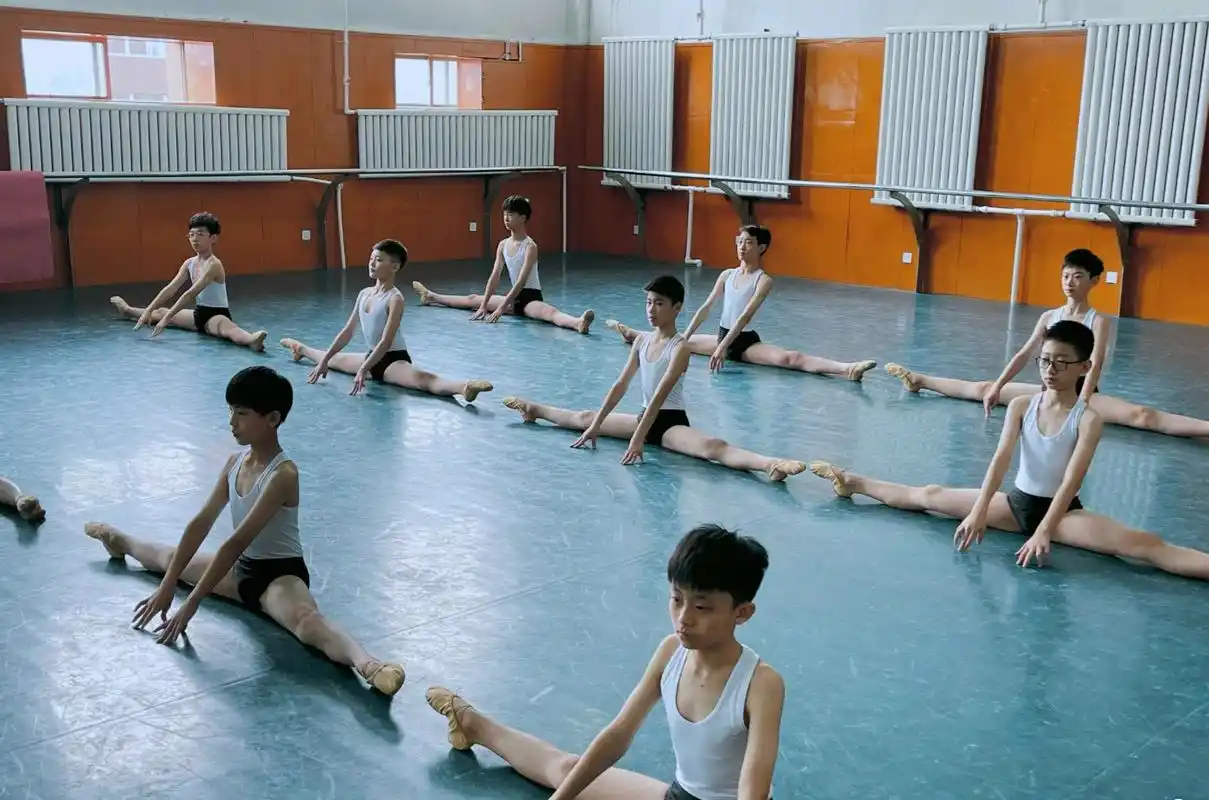 北舞附中男班的孩子们合影