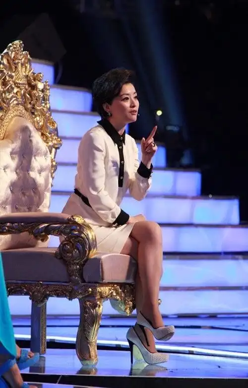 杨澜活动的现场照55岁穿西装踩高跟鞋气质还是那么优雅