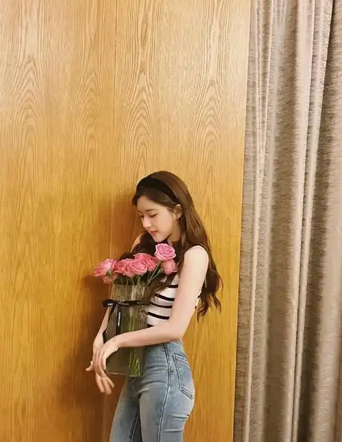 赵露思条纹背心配牛仔裤清凉时尚通勤逛街都能穿