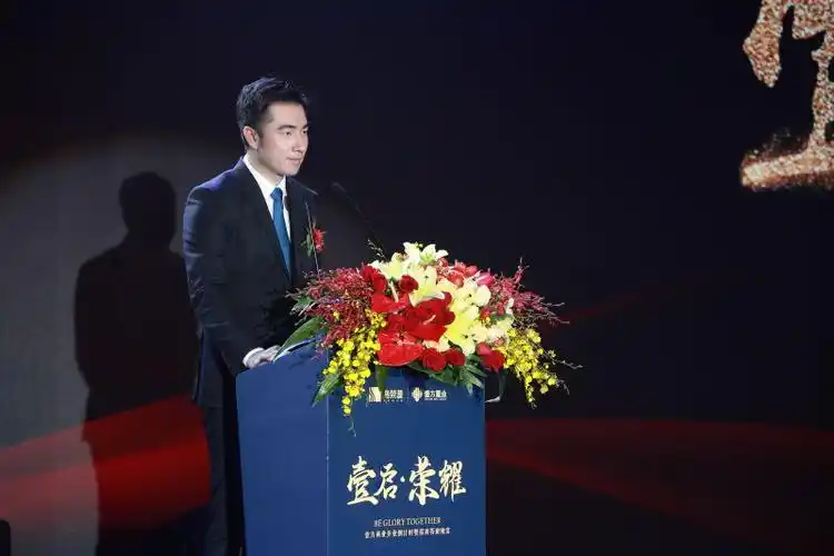 市鸿荣源实业有限公司董事长赖柏霖先生,鸿荣源集团董事赖奕霖先生