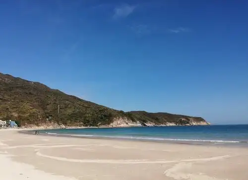 西涌 西涌,位于大鹏半岛南澳南,长达10里的银色海滩如绸缎般飘逸