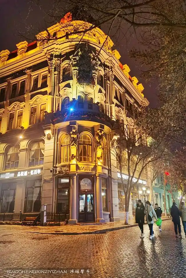 今晚雪雨中的哈尔滨中央大街