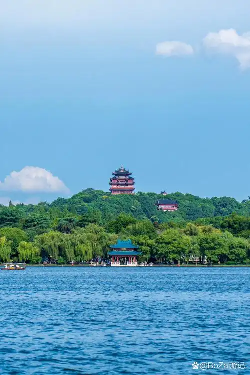 水晶天的杭州西湖真美 杭州西湖以其如诗如画的美景,被誉为"水晶天"下