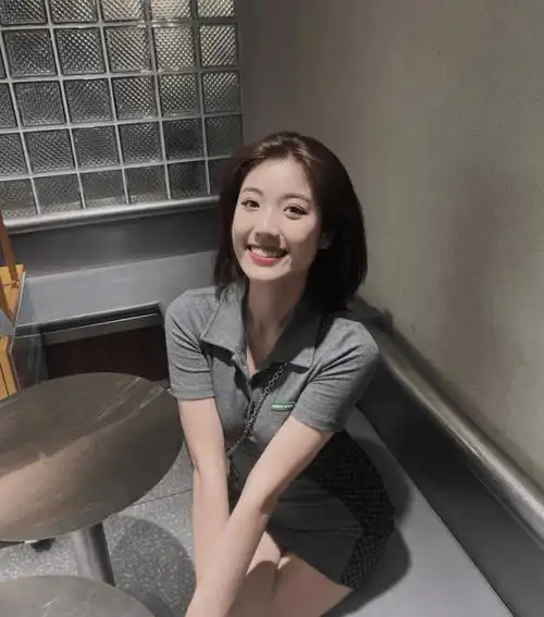 高诗岩女友郑灿晒美照,笑容甜美身材高挑,网友调侃比蛇精脸强多了