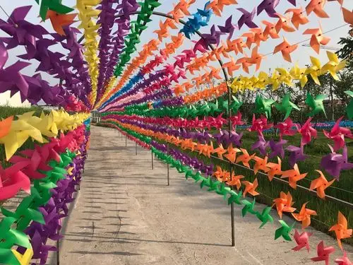 大学城首届七彩风车造型艺术节圆满落幕吸引超万人参与