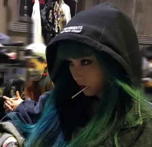 《唐探3》kiko,25岁却穿60几岁的衣服,涂个口红降不住了