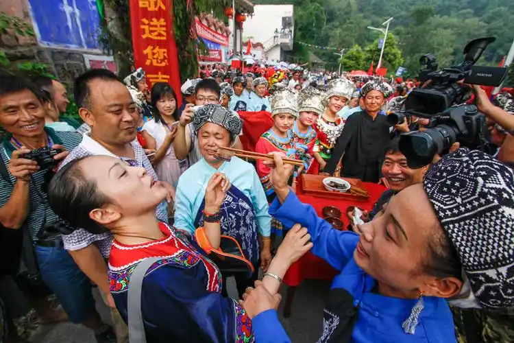 万名土家苗族同胞欢度六月六