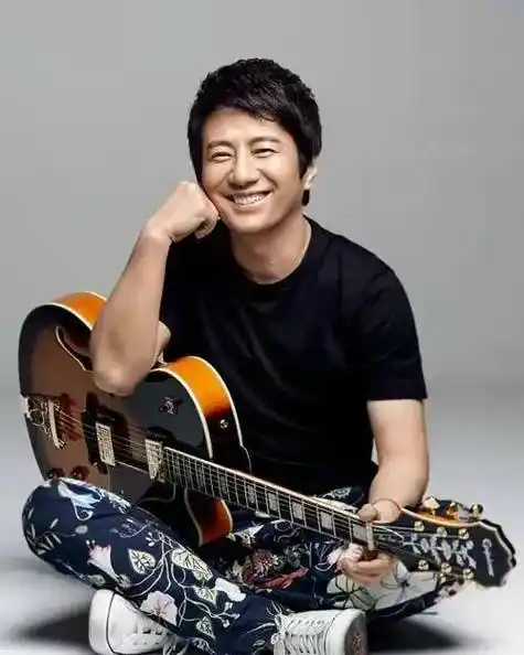 郑钧,我上学时很喜欢的一位摇滚音乐人_灰姑娘_生命_自由