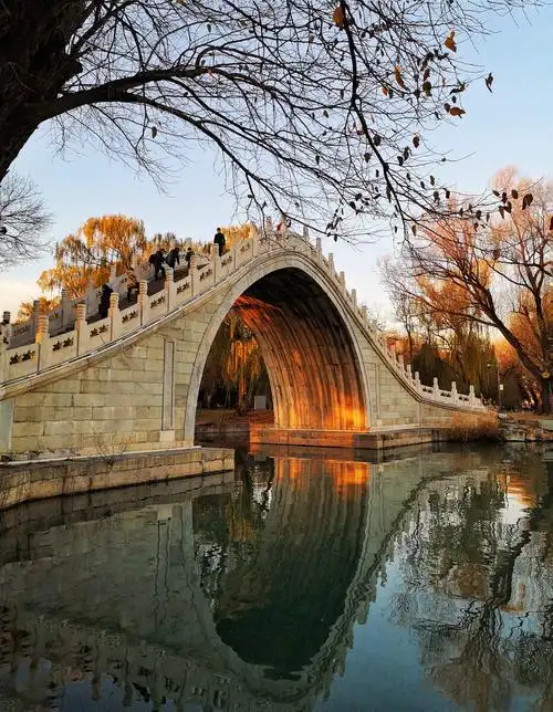 颐和园玉带桥玉带桥拱高而薄形若玉带弧形的线条十分流畅半圆的桥洞与