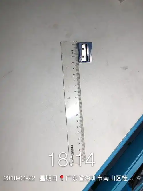 左凯轩书桌上物品长度